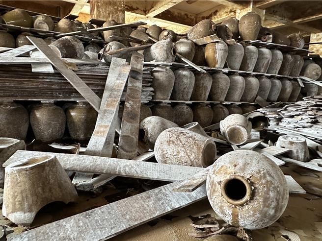 花蓮大地震，台灣菸酒公司花蓮廠30年以上陳年紹興酒甕受損嚴重。（王志偉攝）★《中時新聞網》關心您：飲酒過量，有礙健康。酒後不開車，安全有保障！