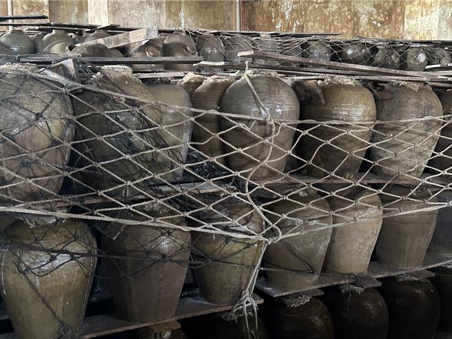 30年的「陳年紹興酒」，一甕27公升，雖綁著防護網，仍不敵強震。（王志偉攝）★《中時新聞網》關心您：飲酒過量，有礙健康。酒後不開車，安全有保障！