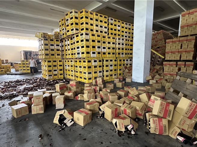 各類米酒摔落震毀，現場酒氣沖天。（王志偉攝）★《中時新聞網》關心您：飲酒過量，有礙健康。酒後不開車，安全有保障！