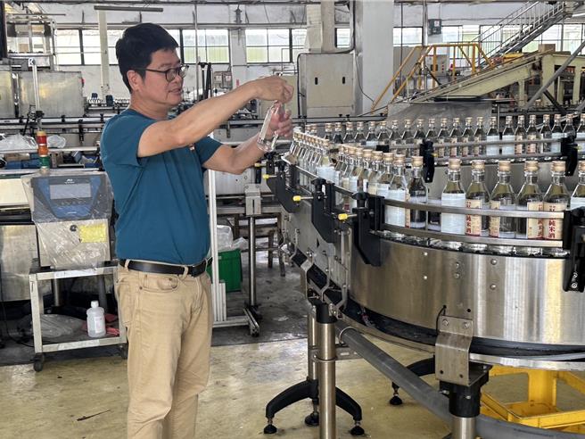 花蓮酒廠廠長王正利正檢視生產線。（王志偉攝）★《中時新聞網》關心您：飲酒過量，有礙健康。酒後不開車，安全有保障！