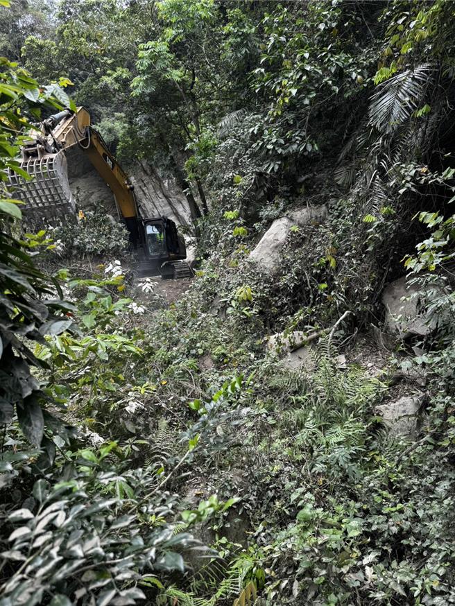 大型机具推进砂卡礑步道途中遇到大石块，正往山林里开路持续挺进0.5公里处。（花莲县消防局特搜大队提供／罗亦晽花莲传真）