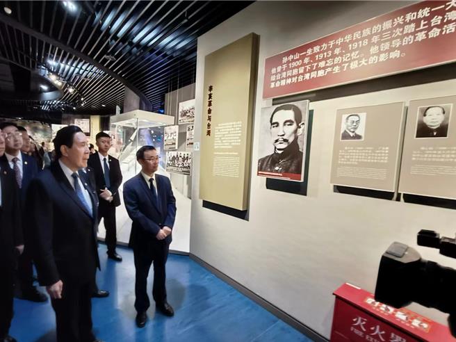 前总统马英九（左）率大九学堂青年学子一行，今天（8日）上午由大陆国台办副主任潘贤掌陪同，参访中国人民抗日战争纪念馆。（蓝孝威摄）