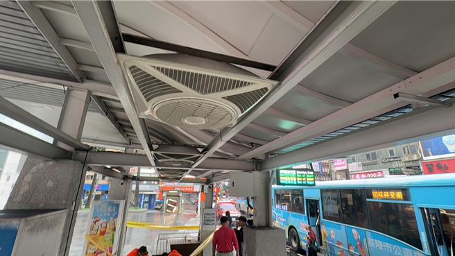 7日上午7时许，基隆市二信循环站一处吊顶式循环扇突然起火燃烧，所幸有路过的公车司机持灭火器迅速扑灭火势，基隆市消防局也持续调查起火原因。（张志康摄）