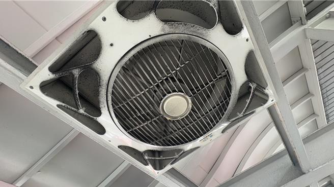 7日上午7时许，基隆市二信循环站一处吊顶式循环扇突然起火燃烧，所幸有路过的公车司机持灭火器迅速扑灭火势，基隆市消防局也持续调查起火原因。（张志康摄）