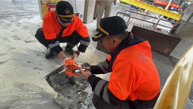 7日上午7时许，基隆市二信循环站一处吊顶式循环扇突然起火燃烧，所幸有路过的公车司机持灭火器迅速扑灭火势，基隆市消防局也持续调查起火原因。（张志康摄）