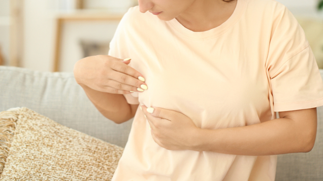 50岁妇人5公分乳癌肿瘤突起变形，医1招保住乳房外观。（示意图：shutterstock／达志）