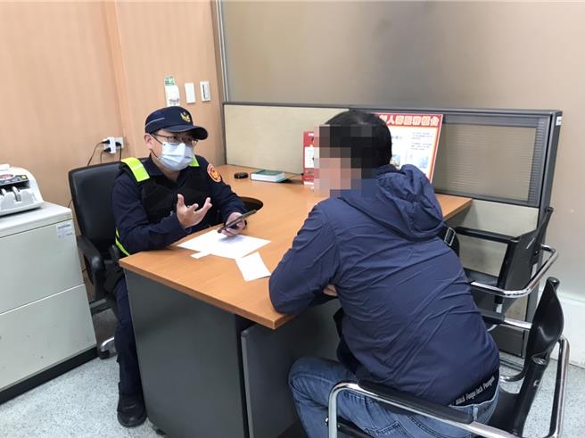 台中太平区50岁廖男误信投资诈骗，向友人借钱凑足100万临柜匯款，幸行员通报警方一起联合阻诈。（太平警分局提供／冯惠宜台中传真）