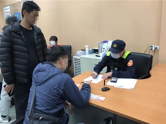 台中太平区50岁廖男误信投资诈骗，向友人借钱凑足100万临柜匯款，幸行员通报警方一起联合阻诈。（太平警分局提供／冯惠宜台中传真）