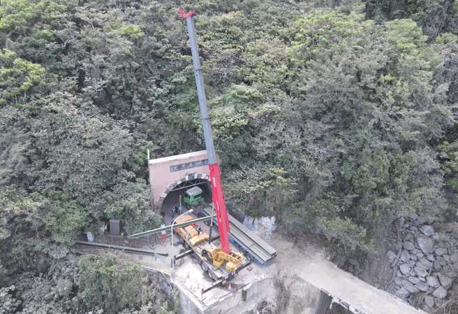 苏花公路158.6公里处中断，工程人员连日抢通，只花2天就把桥找回来。（照片由巨业授权使用，请勿翻摄）