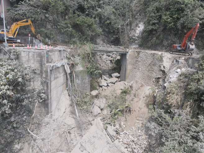 下清水桥被落石震垮，整座桥消失在山谷中。（照片由巨业授权使用，请勿翻摄）