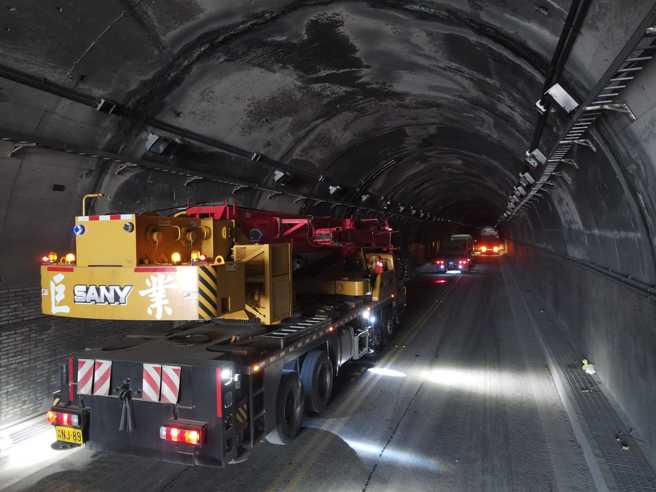 地震发生后，救援团队立即出动重机具，赶往苏花公路现场。（照片由巨业授权使用，请勿翻摄）