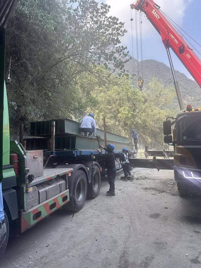 一边要躲余震引发的落石，一边要尽快完成抢修，工程人员展现极佳效率。（照片由巨业授权使用，请勿翻摄）