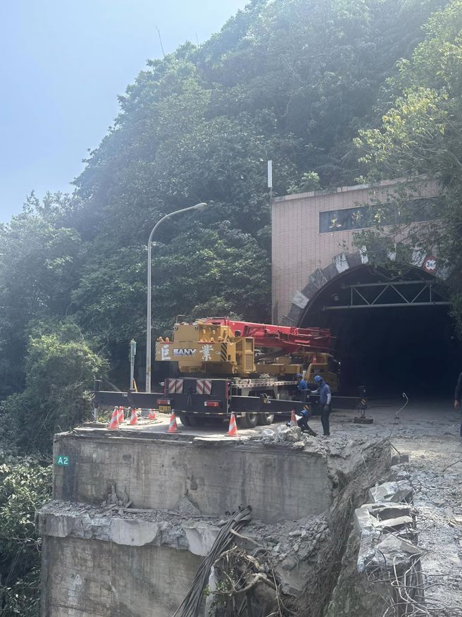 吊车在原道路平台上进行工程施作，画面惊险。（照片由巨业授权使用，请勿翻摄）