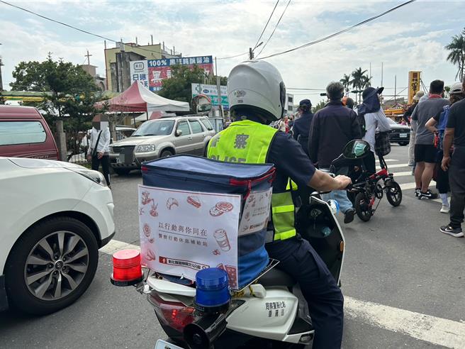 彰化北斗分局派出專人騎乘附掛「以行動與你同在、警察行動休息補給站」字樣警用機車，在大甲媽祖遶境隊伍行進間，為執勤員警機動補給冰涼的飲品、水果及餅乾點心。（民眾提供／葉靜美彰化傳真）
