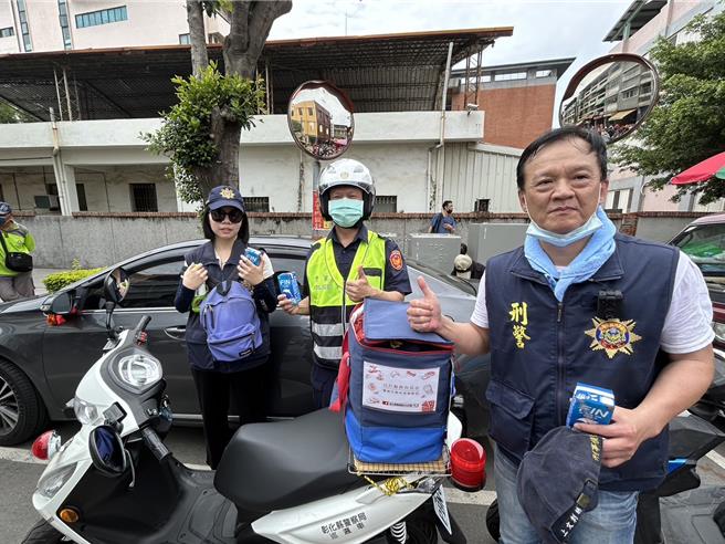 彰化北斗分局派出機動補給機車，在大甲媽祖遶境隊伍行進間，為執勤員警機動補給冰涼的飲品、水果及餅乾點心，讓員警深表「揪感心」!（民眾提供／葉靜美彰化傳真）