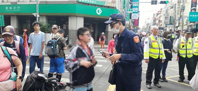 彰化員林分局警員張懷之(右)昨日執行勤務時，發現少年與父親徒步跟隨大甲媽祖鑾轎進香，因人潮擁擠，在員林市福寧宮附近走散，張懷之了解後提供手機給少年使用，幫助少年順利找到父親。（民眾提供／葉靜美彰化傳真）
