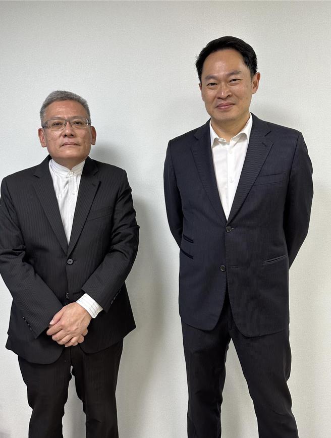 总格精密总经理侯建富(左)8日在柜买中心举行重讯宣布，终止兴柜股票柜买交易及停止股票公开发行，右为恩德科技暨总格精密董事长廖文嘉。图／沈美幸