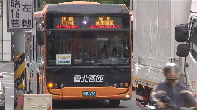 环状线部分路段停驶，接驳车从大坪林一路开到终点站，到中和站就根本挤不上，工作人员建议加开班次。（图／翻摄画面）