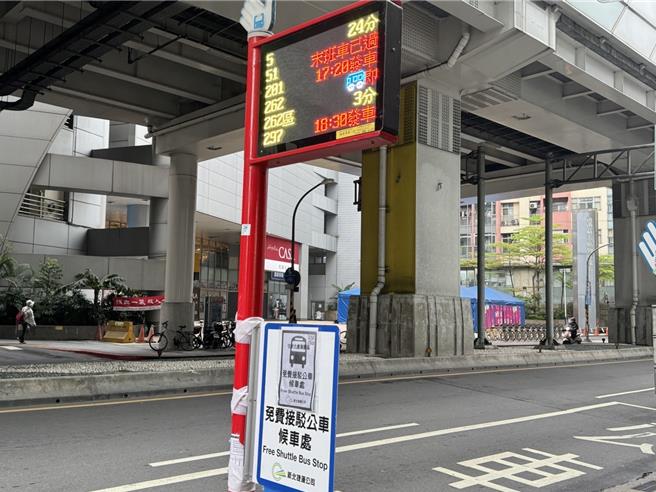 环状线中和站至板桥站目前仍停驶，捷运加开接驳车方便乘客搭乘。（柯毓庭摄）