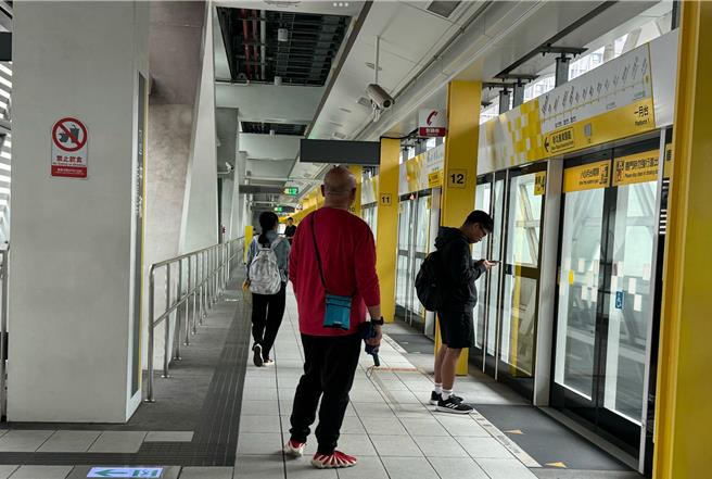 有民眾没仔细看标示，到月台才知道环状线中和站往板桥站方向停驶。（柯毓庭摄）