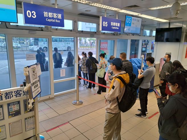 新北环状线因0403花莲大地震停驶，虽大部分路线已恢復通车，但受损最严重的「板桥-中和站」目前仍未通车，8日上班时间，板桥站的乘客只能改搭接驳车。（陈君玮摄）