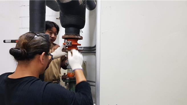 松山文创园区实行节能进行园区空调箱电动控制阀功能修復作业。（松山文创园区提供／刘玮晴台北传真）