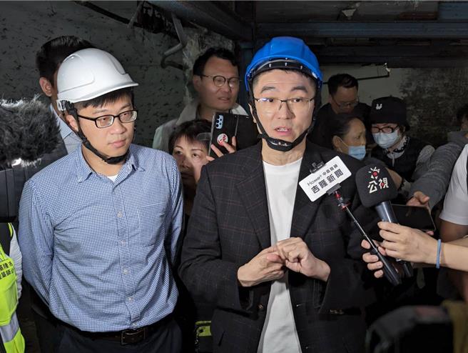 基隆市长谢国梁（前右）8日下午赴基隆市宏联社区视察，因为当地是海砂屋，多年来一直希望能够推动都更，谢国梁允诺将该社区纳入都更办公室优先都更的标的。（张志康摄）