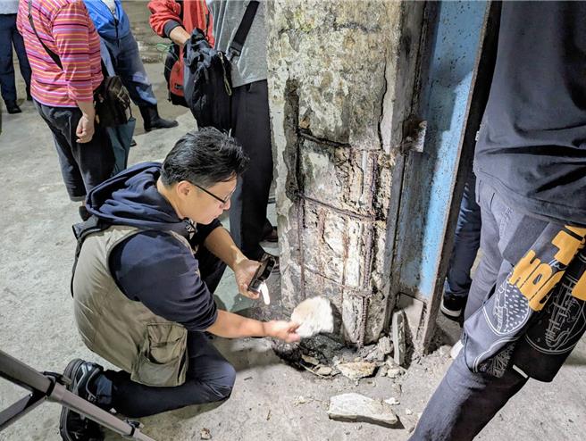 基隆市长谢国梁8日下午赴基隆市宏联社区视察，因为当地是海砂屋，多年来一直希望能够推动都更，谢国梁允诺将该社区纳入都更办公室优先都更的标的。（张志康摄）