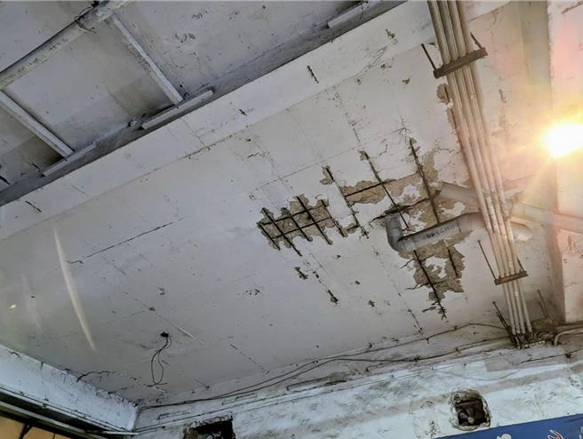 基隆市长谢国梁8日下午赴基隆市宏联社区视察，因为当地是海砂屋，多年来一直希望能够推动都更，谢国梁允诺将该社区纳入都更办公室优先都更的标的。（张志康摄）