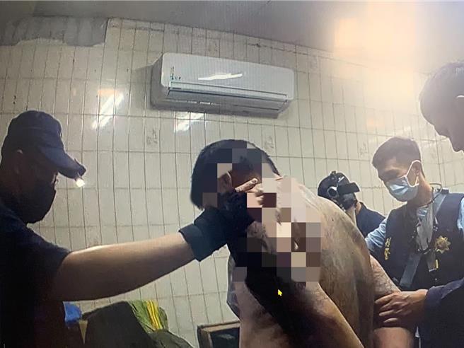 余男不滿被碎念，竟持雙刀砍傷父親，警速逮逆子送辦。（警方提供）