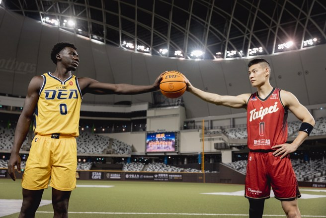 阿巴西(左)跟林秉圣一起拍摄宣传照。(台北战神提供)