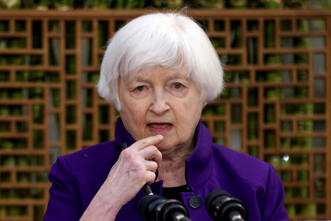美国财政部长叶伦（Janet Yellen）8日在北京表示，美国不会接受大量低成本中国商品。（图／美联社）