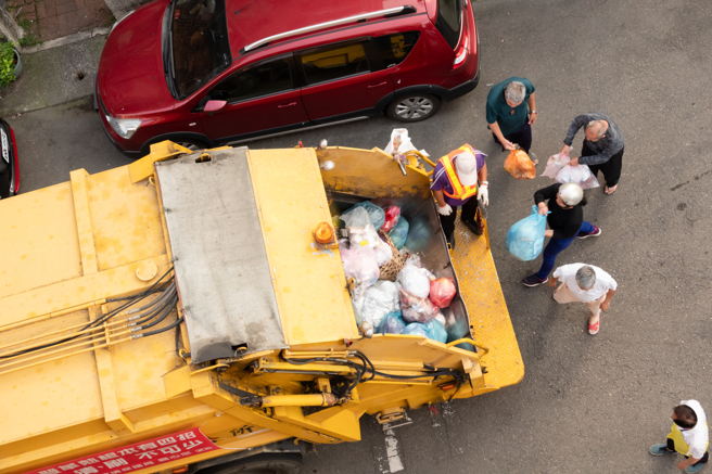年长者可利用倒垃圾机会，让身体多活动，还能预防失智。（示意图，Shutterstock／达志）