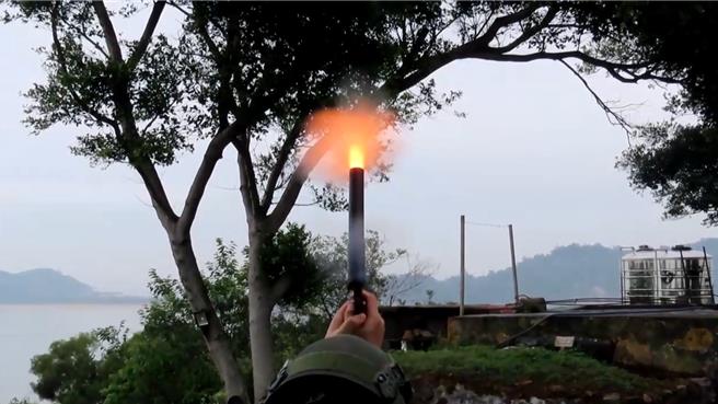 金门县二胆岛及猛虎屿上空今（8）日上午09时许及下午14时许，各出现1架疑似陆方民用型空拍机接近企图空拍，金防部守备队对空监视哨发现后，发射信号弹示警。（金防部提供）