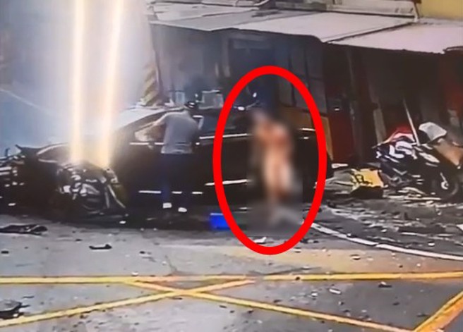 男子在撞车后，被民眾救出，全身没有穿衣服。（翻摄爆料公社）