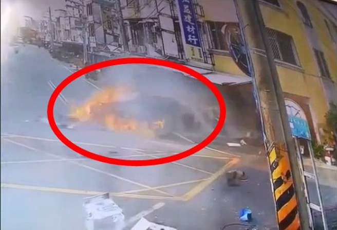 男子开车擦撞电线杆后，撞击民宅车辆起火。（翻摄爆料公社）