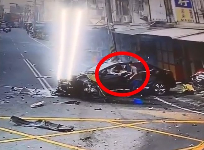 男子开车擦撞电线杆后，撞击民宅车辆起火，民眾衝出来协助驾驶脱困。（翻摄爆料公社）