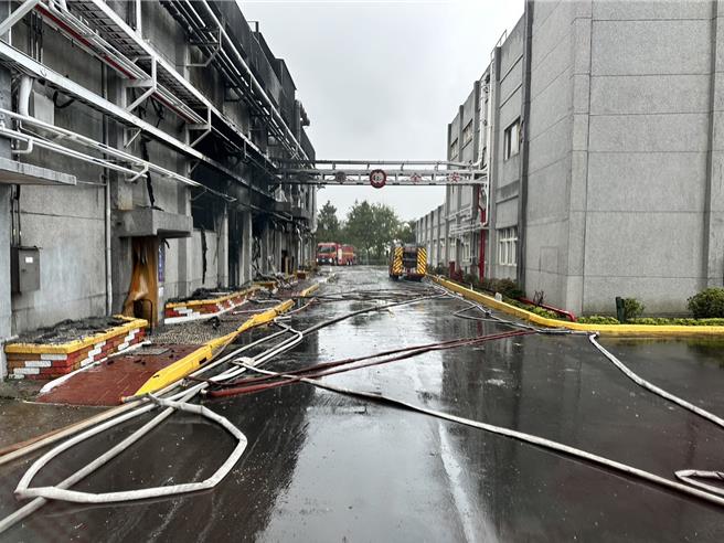 新北市环保局表示，南亚塑胶林口厂火灾8日上午现场已无大量浓烟，新北空污示警解除。（新北市环保局提供）