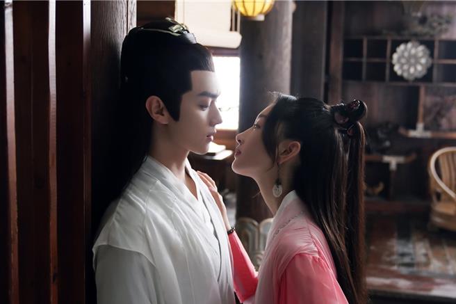 周冬雨在《千古玦尘》中主动撩许凯。（中视提供）