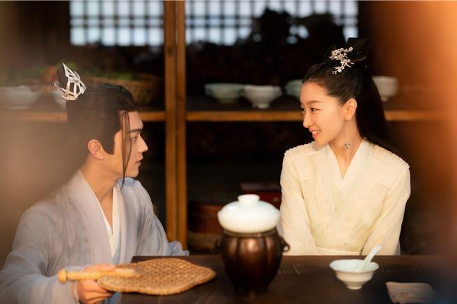 周冬雨最欣赏许凯在《千古玦尘》留着两撮头髮的造型。（中视提供）