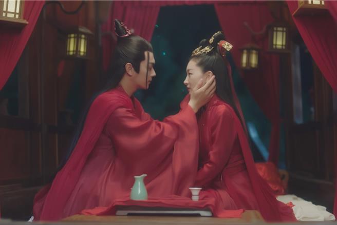 《千古玦尘》中周冬雨和许凯大婚甜蜜唯美。（中视提供）