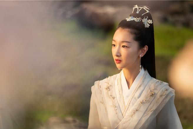 周冬雨在《千古玦尘》飘仙气。（中视提供）