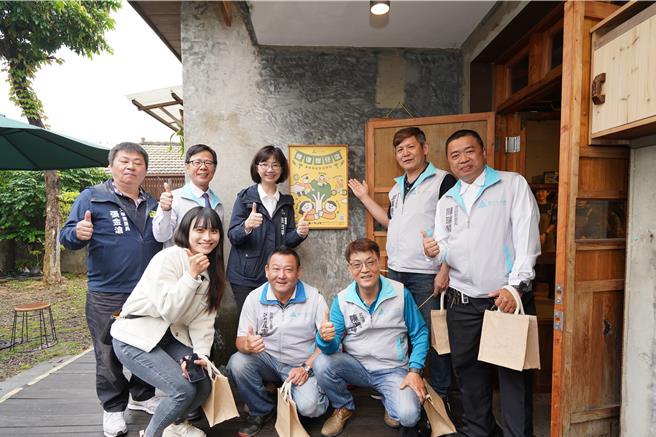 新竹市「修復柑仔店」8日正式揭牌，集合二手市集与惜食摊贩，邀请职人与志工执行「以修代购」的4大惜物行动。（陈育贤摄）