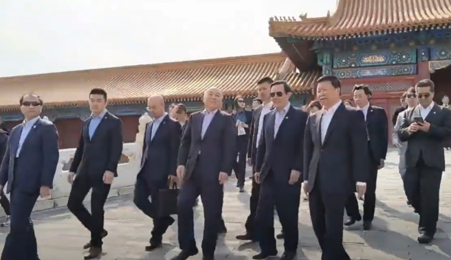 马英九参观北京故宫 陆国台办主任宋涛陪同。（蓝孝威）