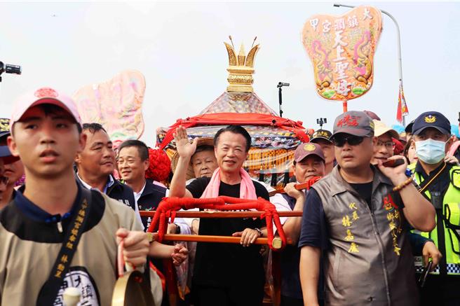 大甲妈遶境队伍8日下午近2点左右进入云林县与嘉义县交界的崙子桥，嘉义县长翁章梁等人前往接驾。（吕妍庭摄）