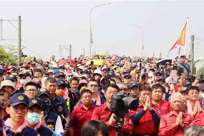 大甲妈遶境队伍8日下午近2点左右进入云林县与嘉义县交界的崙子桥，祭拜仪式举行时，现场数千位信眾神情庄严一同参拜。（吕妍庭摄）