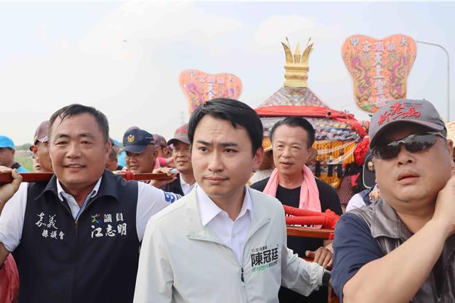 大甲妈遶境队伍8日下午近2点左右进入云林县与嘉义县交界的崙子桥，嘉义县长翁章梁、立委陈冠廷等各界前往接驾。（吕妍庭摄）