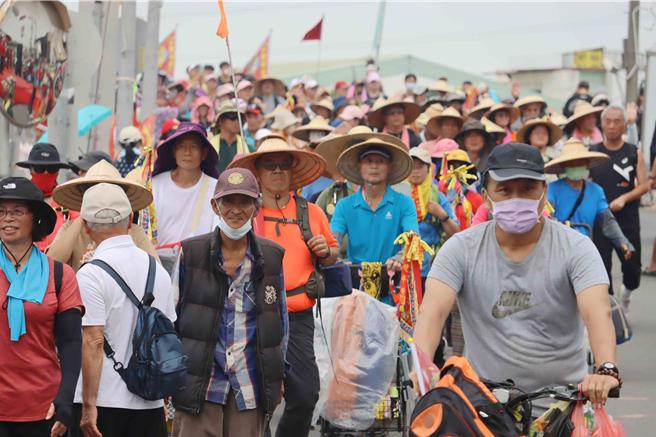 大甲妈今年抵达新港时间较往年延迟，随行前锋部队接近中午就陆续抵达。（吕妍庭摄）