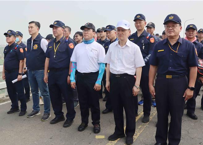 大甲妈今年抵达新港时间较往年延迟，嘉义县警方在崙子桥云嘉交界等候护驾。（吕妍庭摄）