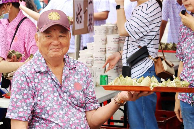 今年不少供食站的吃食、饮料数量都加倍，让大甲妈信眾呷免惊。（吕妍庭摄）